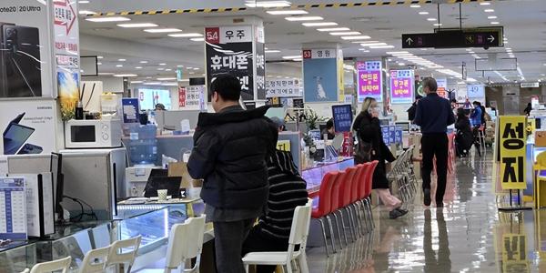 [현장] KT 위약금 면제에 가입자 쟁탈전, 신도림 테크노마트 지금 '페이백' 경쟁에 단말기 없어 못 판다