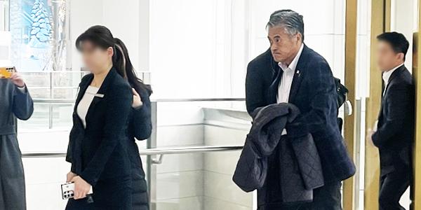 [기자의눈] 롯데 사장단회의 채운 '낯섦', 로비 메운 '침묵'이 보여준 위기 무겁다