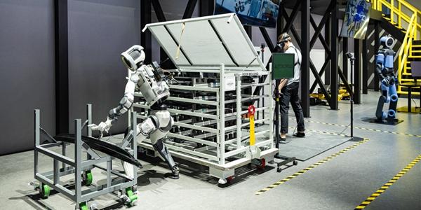 현대차 보스턴다이나믹스 테슬라와 경쟁 피한다, 산업용 집중해 시장 차별화 