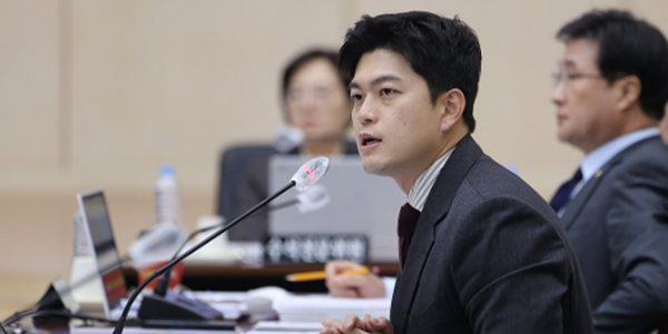 <a href='https://www.businesspost.co.kr/BP?command=article_view&num=385242' class='human_link' style='text-decoration:underline' target='_blank'>한동훈</a> 제명에 국힘 의총 아수라장, <a href='https://www.businesspost.co.kr/BP?command=article_view&num=413621' class='human_link' style='text-decoration:underline' target='_blank'>장동혁</a> '재신임 투표'로 정면돌파 나서나