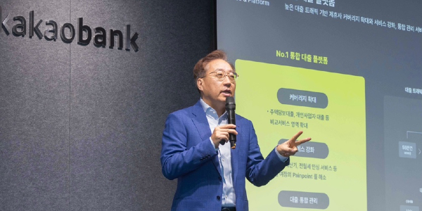 카카오뱅크 9년 연속 최대 실적 이끈 <a href='https://www.businesspost.co.kr/BP?command=article_view&num=403373' class='human_link' style='text-decoration:underline' target='_blank'>윤호영</a>, 성장 위한 다음 카드는 '인수합병'