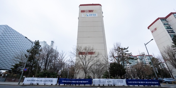 DL이앤씨 압구정5구역에서 수주경쟁 결단, <a href='https://www.businesspost.co.kr/BP?command=article_view&num=427467' class='human_link' style='text-decoration:underline' target='_blank'>박상신</a> '아크로' 경쟁력에 자신감