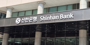 신한은행 비이자이익 2배 가까이 늘었다, <a href='https://www.businesspost.co.kr/BP?command=article_view&num=429236' class='human_link' style='text-decoration:underline' target='_blank'>정상혁</a> 자산관리 특화로 '리딩뱅크' 재조준