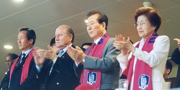 '월드컵' DJ '올림픽 유치' MB, '조용한 동계올림픽' <a href='https://www.businesspost.co.kr/BP?command=article_view&num=425512' class='human_link' style='text-decoration:underline' target='_blank'><a href='https://www.businesspost.co.kr/BP?command=article_view&num=425512' class='human_link' style='text-decoration:underline' target='_blank'>이재명</a></a>은 스포츠 복 없나