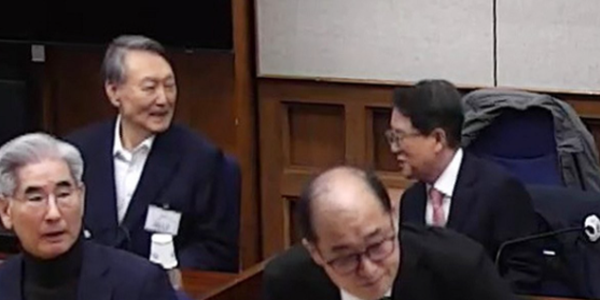 <a href='https://www.businesspost.co.kr/BP?command=article_view&num=394572' class='human_link' style='text-decoration:underline' target='_blank'>윤석열</a> 1심 무기징역, '법정 최저형'에 민주당 법원개혁 3법 처리에 박차 