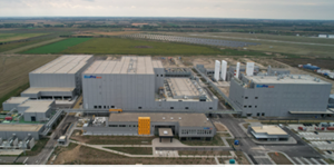 EU 중국 공세에 배터리 핵심소재 '역내 조달 의무화' 추진, 에코프로 <a href='https://www.businesspost.co.kr/BP?command=article_view&num=418529' class='human_link' style='text-decoration:underline' target='_blank'>이동채</a> 유럽 양극재 공장 빛 본다   