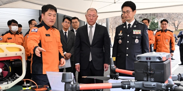 현대차 119특수구조대에 '무인소방로봇' 기증, <a href='https://www.businesspost.co.kr/BP?command=article_view&num=425898' class='human_link' style='text-decoration:underline' target='_blank'>정의선</a> "사람을 살리는 기술"