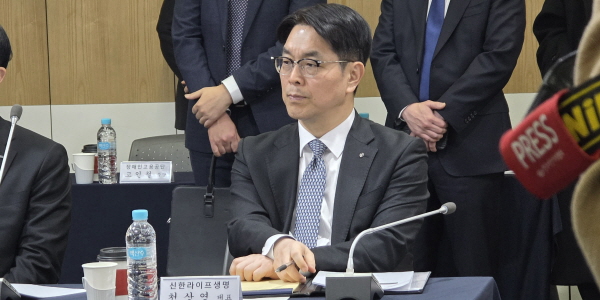 [현장] 정기검사 앞두고 금감원장 만난 보험사 CEO들, <a href='https://www.businesspost.co.kr/BP?command=article_view&num=410376' class='human_link' style='text-decoration:underline' target='_blank'>이찬진</a> 소비자보호 강화 기조에 긴장