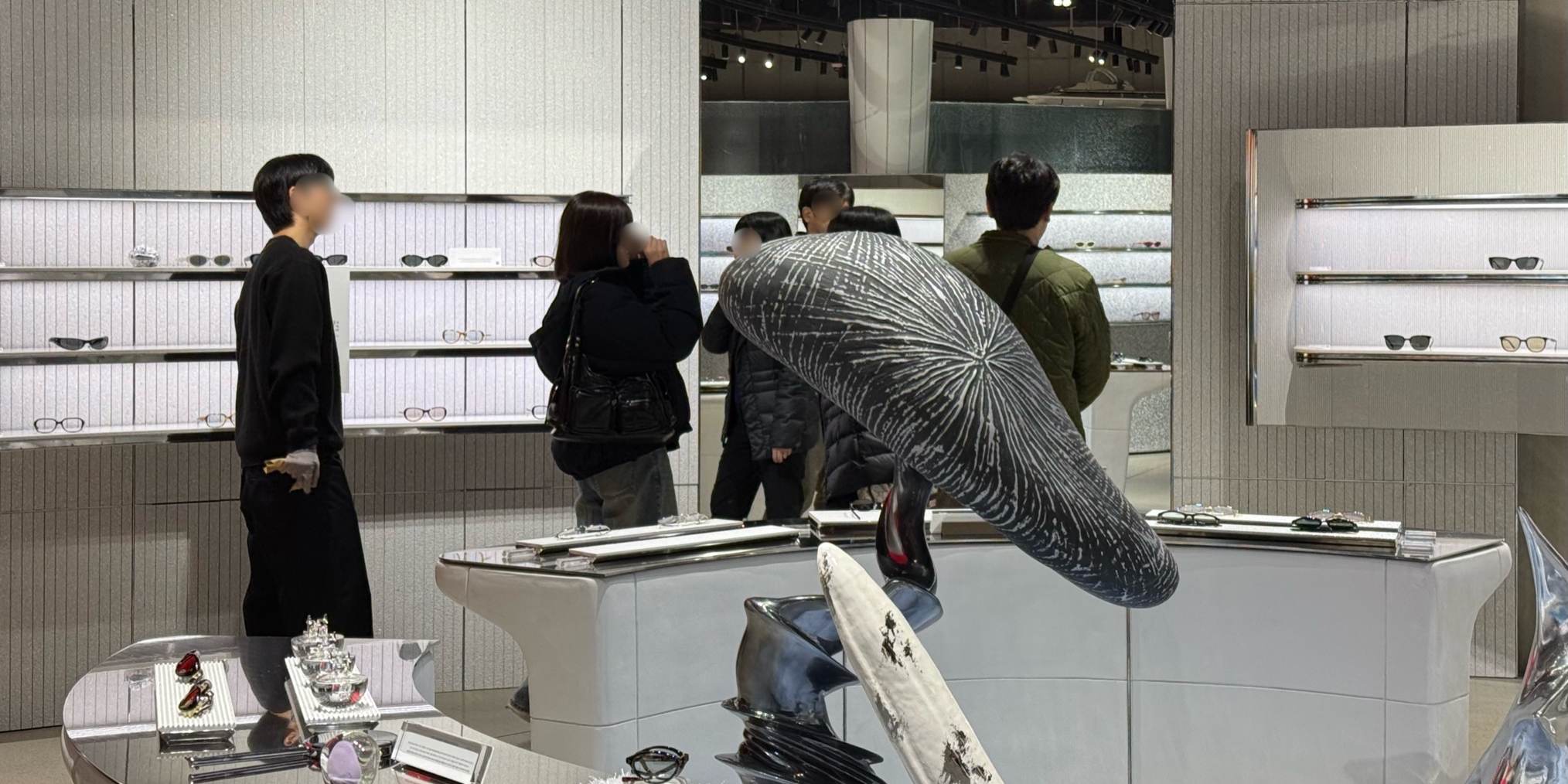 [현장] '모방' 혐의로 대표 구속된 블루엘리펀트 매장 가보니, 소비자는 여전히 '가성비 젠틀몬스터'에 발길