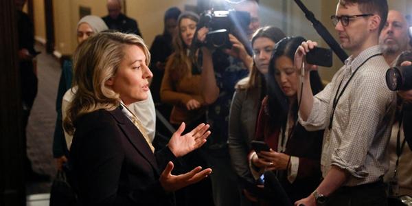 현대차 투자 유치에 'GM 스텔란티스 철수' 캐나다 사활, 잠수함 수주에도 힘 실려