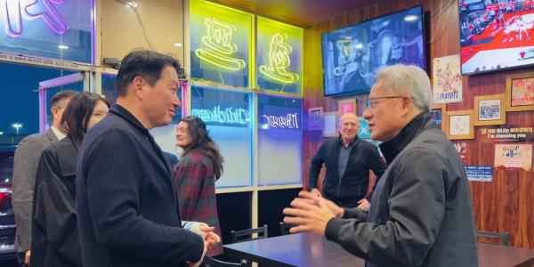 SK 최태원 젠슨황과 미국서 '치맥 회동', 장녀 최윤정도 동석