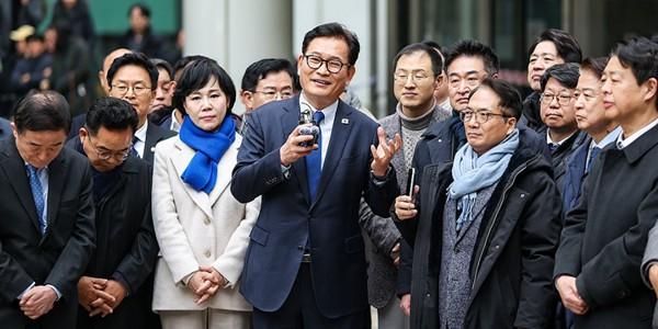 '돈봉투·불법 정치자금 혐의' 송영길 2심서 모두 무죄, 