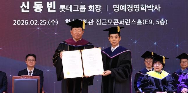 롯데 신동빈 카이스트 명예경영학 박사 학위 받아, 과학기술 발전 기여 공로
