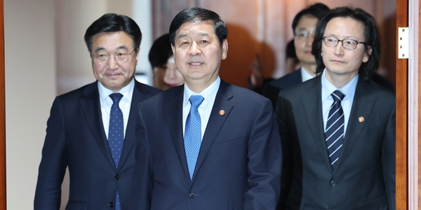 구윤철 부총리 "석유값 과도한 인상 포착돼, 최고가격 지정제 신속 검토"