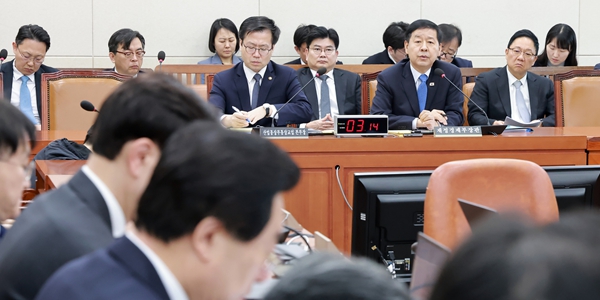 3500억 달러 굴리는 '50인' 한미전략투자공사 설립 잰걸음, '국부 유출' 우려 넘을까