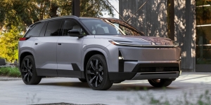 현대차 <a href='https://www.businesspost.co.kr/BP?command=article_view&num=425898' class='human_link' style='text-decoration:underline' target='_blank'>정의선</a>·도요타 아키오 미국 전기차 시장 정면대결, 현대차 '앞선 기술' vs 도요타 '브랜드 파워'