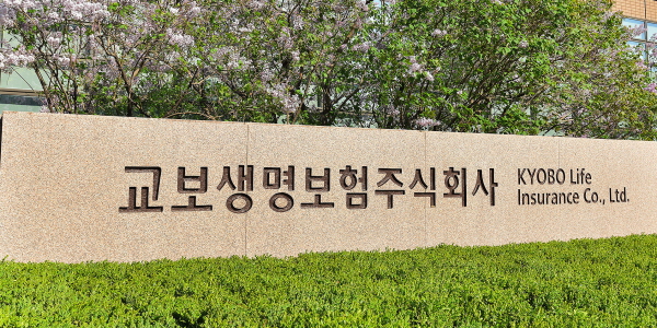 교보생명 <a href='https://www.businesspost.co.kr/BP?command=article_view&num=399480' class='human_link' style='text-decoration:underline' target='_blank'>신창재</a> 숙원 '종합금융그룹' 속도 붙나, SBI저축은행 인수 승인 눈앞