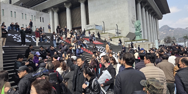 [현장] BTS 복귀 D-1 광화문 표정 이모저모, 설레는 팬부터 특수 기대하는 상인까지