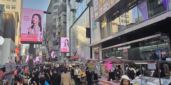 [현장] BTS 복귀 D-1 광화문 표정 이모저모, 설레는 팬부터 특수 기대하는 상인까지