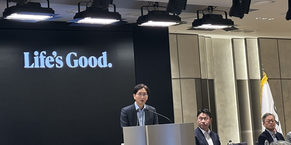 LG전자 <a href='https://www.businesspost.co.kr/BP?command=article_view&num=411866' class='human_link' style='text-decoration:underline' target='_blank'>류재철</a> "위기를 밀도있는 성장 기회로, 올해는 로봇 사업 본격화 원년"