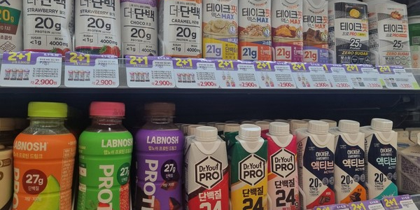 롯데칠성음료 프로틴 라인업 '벌크업', <a href='https://www.businesspost.co.kr/BP?command=article_view&num=430073' class='human_link' style='text-decoration:underline' target='_blank'>박윤기</a> 8천억 단백질음료 시장 패권 노린다 