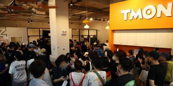 오아시스 '무료배송 파격 인하' 승부수, <a href='https://www.businesspost.co.kr/BP?command=article_view&num=314082' class='human_link' style='text-decoration:underline' target='_blank'>안준형</a> '티몬 인수' 자충수 만회하나