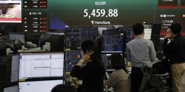 코스피 장중 '매도 사이드카' 5590선 하락, 원/달러 환율 1479.0원 출발