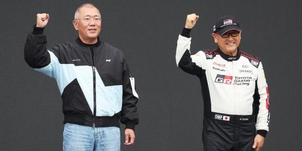 현대차 정의선·도요타 아키오 미국 전기차 시장 정면대결, 현대차 '앞선 기술' vs 도요타 '브랜드 파워'