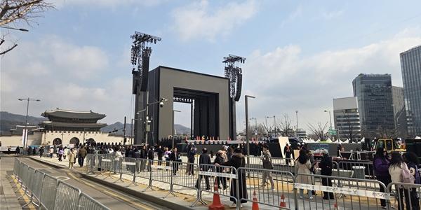 [현장] BTS 복귀 D-1 광화문 표정 이모저모, 설레는 팬부터 특수 기대하는 상인까지