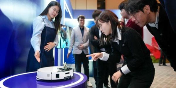 삼성전자, 주한미국상공회의소 행사서 로봇청소기 '비스포크 AI 스팀' 소개