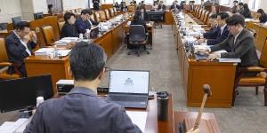 '5월1일 노동절 법정공휴일로', 공휴일법 개정안 국회 행안위 법안소위 통과