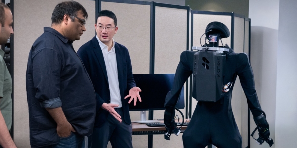 LG 회장 <a href='https://www.businesspost.co.kr/BP?command=article_view&num=426164' class='human_link' style='text-decoration:underline' target='_blank'>구광모</a> '팔란티어·스킬드AI' 방문해 AI 전환 논의, 투자 전략도 점검