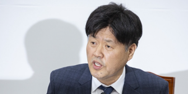 <a href='https://www.businesspost.co.kr/BP?command=article_view&num=415371' class='human_link' style='text-decoration:underline' target='_blank'>조국</a> 6월 재보선 평택을 출마, 민주당 '경기권 교통정리'에 쏠리는 눈