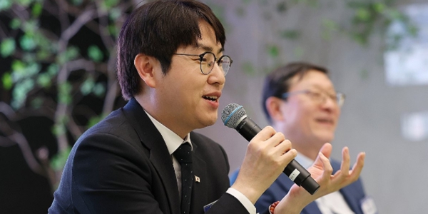 <a href='https://www.businesspost.co.kr/BP?command=article_view&num=385242' class='human_link' style='text-decoration:underline' target='_blank'>한동훈</a> 부산 북구갑 출마 공식화, '3자 대결'과 '배신 프레임' 이중고 넘어설까