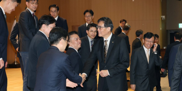 '시끄러운 한은' 떠나는 <a href='https://www.businesspost.co.kr/BP?command=article_view&num=379464' class='human_link' style='text-decoration:underline' target='_blank'>이창용</a> 마지막 당부, "한국경제 구조개혁 필요"