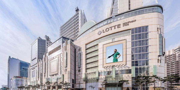 롯데백화점 1분기 외국인 매출 '더블' 전망, <a href='https://www.businesspost.co.kr/BP?command=article_view&num=432510' class='human_link' style='text-decoration:underline' target='_blank'>정현석</a> '모멘텀 다변화' 전략 특명