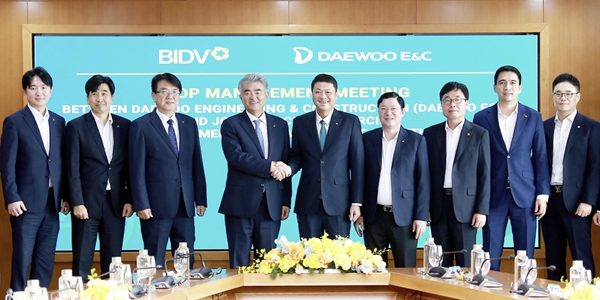 대우건설 <a href='https://www.businesspost.co.kr/BP?command=article_view&num=390721' class='human_link' style='text-decoration:underline' target='_blank'>정원주</a> 베트남에서 민간 외교활동 펼쳐, 전략시장 더 단단히