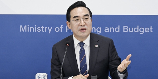 '악역' 자처한 <a href='https://www.businesspost.co.kr/BP?command=article_view&num=436328' class='human_link' style='text-decoration:underline' target='_blank'>박홍근</a> 재정은 조이고 성장은 푼다, '선별적 투입' 제구력 시험대