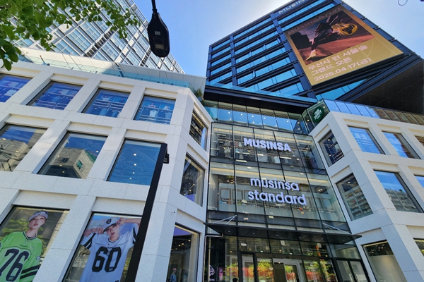 [경영어록의 연금술사들] 조연이 빛나는 무신사 <a href='https://www.businesspost.co.kr/BP?command=article_view&num=412211' class='human_link' style='text-decoration:underline' target='_blank'>조만호</a>의 70:30 법칙