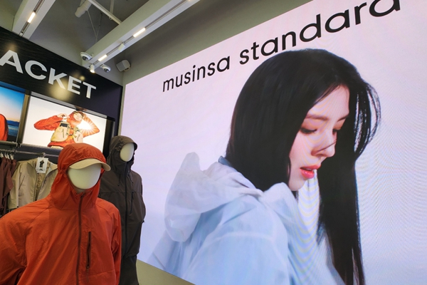 [경영어록의 연금술사들] 조연이 빛나는 무신사 <a href='https://www.businesspost.co.kr/BP?command=article_view&num=412211' class='human_link' style='text-decoration:underline' target='_blank'>조만호</a>의 70:30 법칙