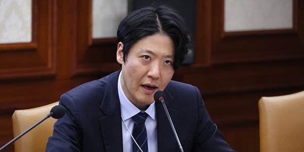 청와대 AI미래기획수석 <a href='https://www.businesspost.co.kr/BP?command=article_view&num=423848' class='human_link' style='text-decoration:underline' target='_blank'>하정우</a> 후임 인선에 쏠리는 눈, 김우창 AI정책비서관 발탁 가능성