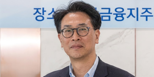 디지털 1위 지킨 'KB' 뒤쫓는 '신한', <a href='https://www.businesspost.co.kr/BP?command=article_view&num=327564' class='human_link' style='text-decoration:underline' target='_blank'>이창권</a> 최혁재 모바일앱 경쟁 치열해진다