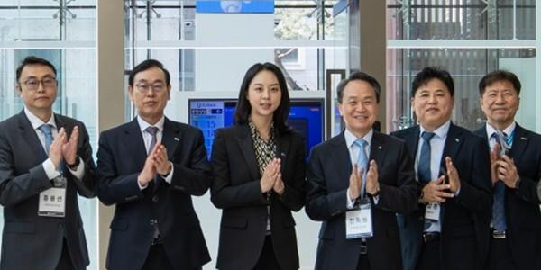 더존비즈온 안은 EQT파트너스 연다예, 신한금융과 돈돈한 관계 이어간다