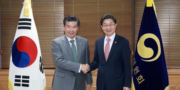 금융위원장 이억원 암참 회장과 면담, '글로벌 금융허브 도약' 방안 논의