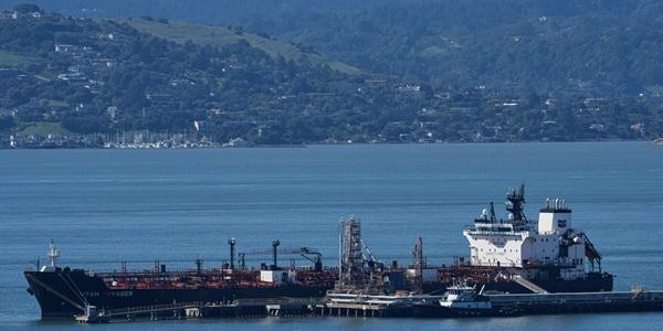 국제유가 예측 더 어려워져, 미국의 호르무즈 봉쇄와 '수요 붕괴' 영향 공존