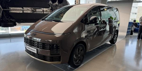 현대차 '더 뉴 스타리아' 리무진·전기차 출시, 리무진 5980만 원·전기차 5792만 원부터