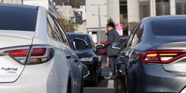치솟는 유가에 부담 느끼는 운전자라면, '주행거리' '대중교통' 차보험 할인특약 주목