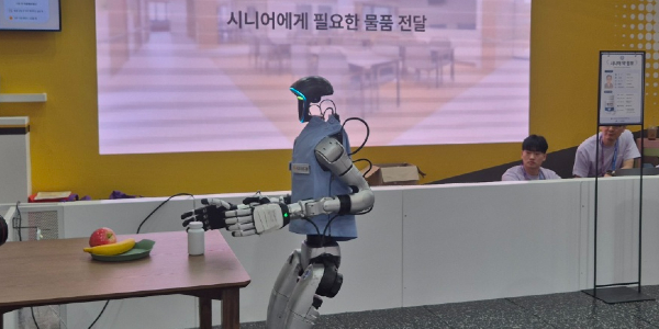 [현장] 양종희 이창권 조영서 총출동한 KB금융 돌봄 로봇 시연장, AI 시니어케어 미래 그린다