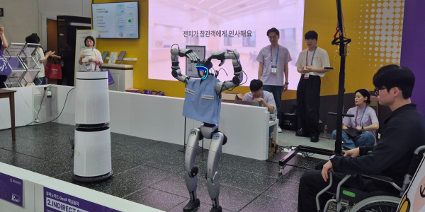 [현장] 양종희 이창권 조영서 총출동한 KB금융 돌봄 로봇 시연장, AI 시니어케어 미래 그린다