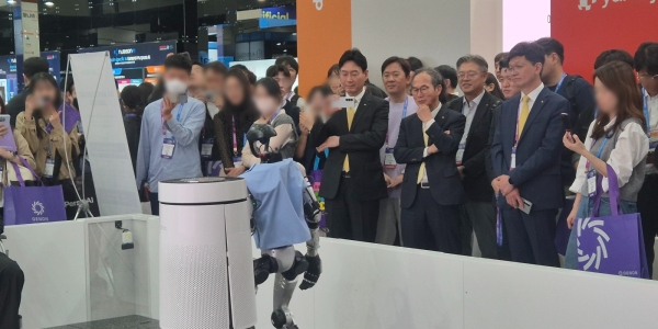 [현장] 양종희 이창권 조영서 총출동한 KB금융 돌봄 로봇 시연장, AI 시니어케어 미래 그린다